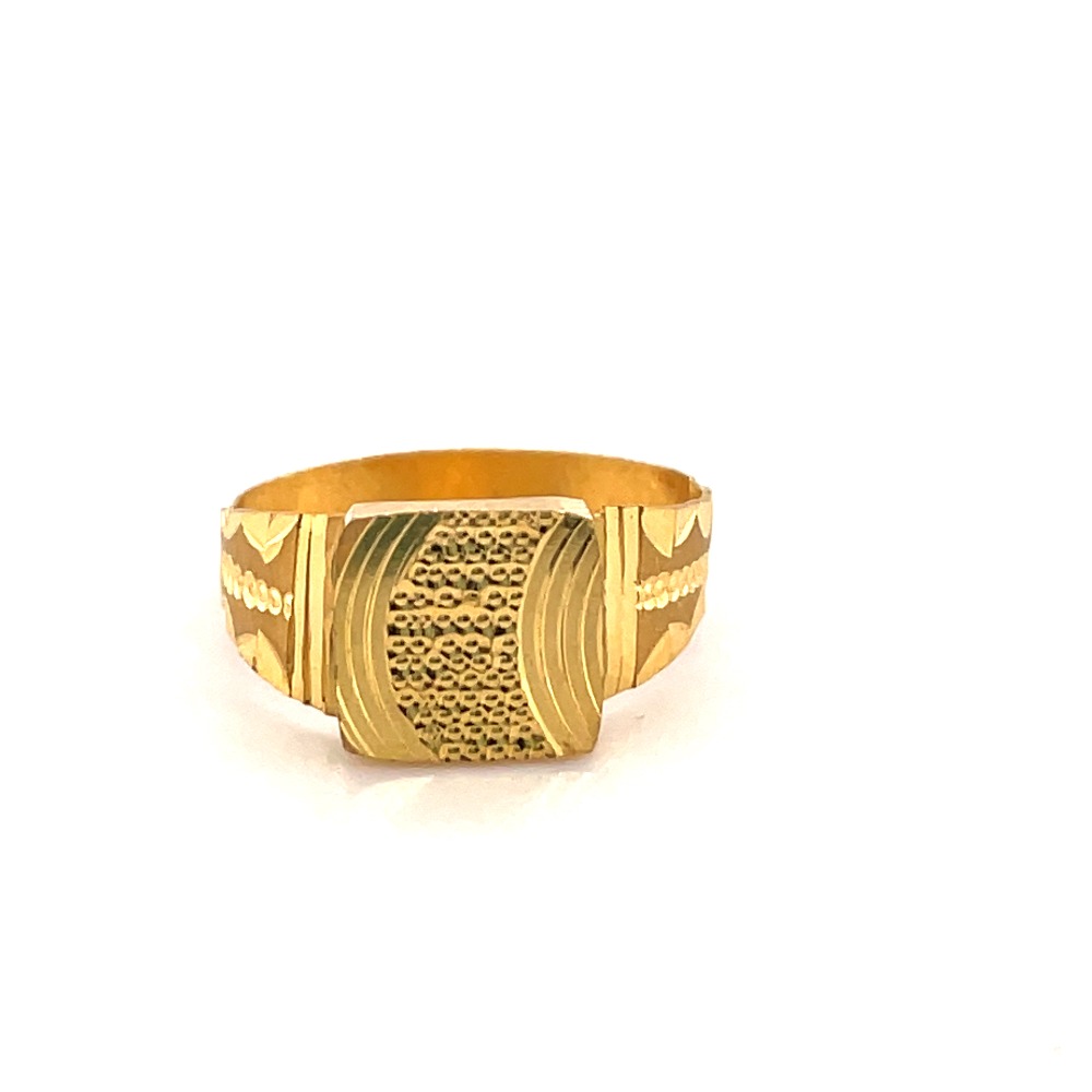 Glamorous gold ring
