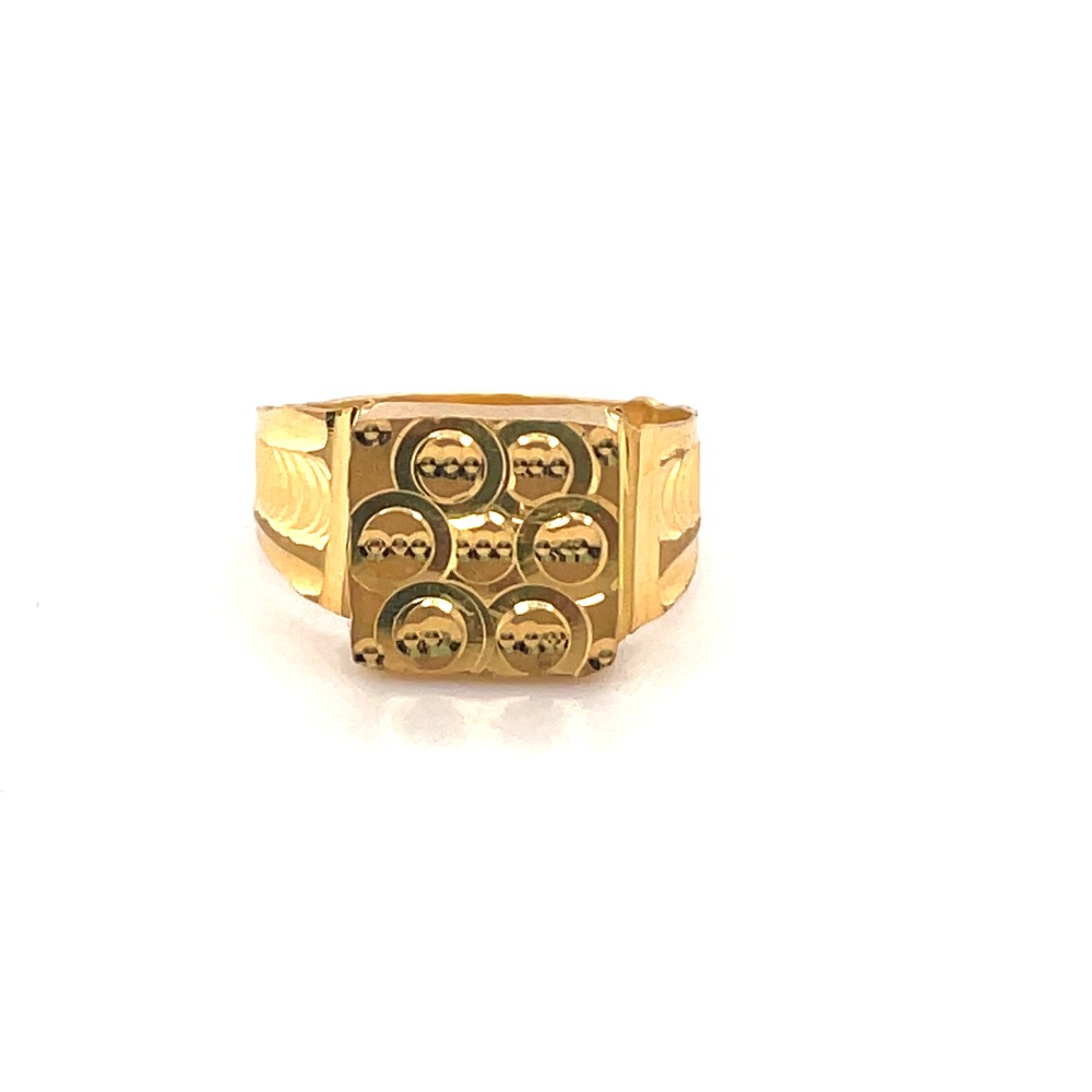 Striking gold ring