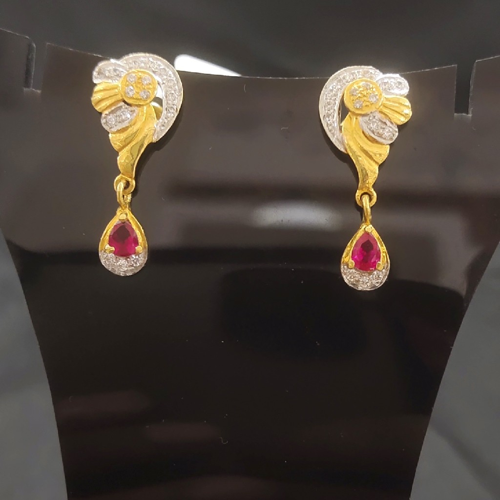 916 HM CERTIFIED GOLD FANCY DESIGN DIAMOND LADIES EARRINGS