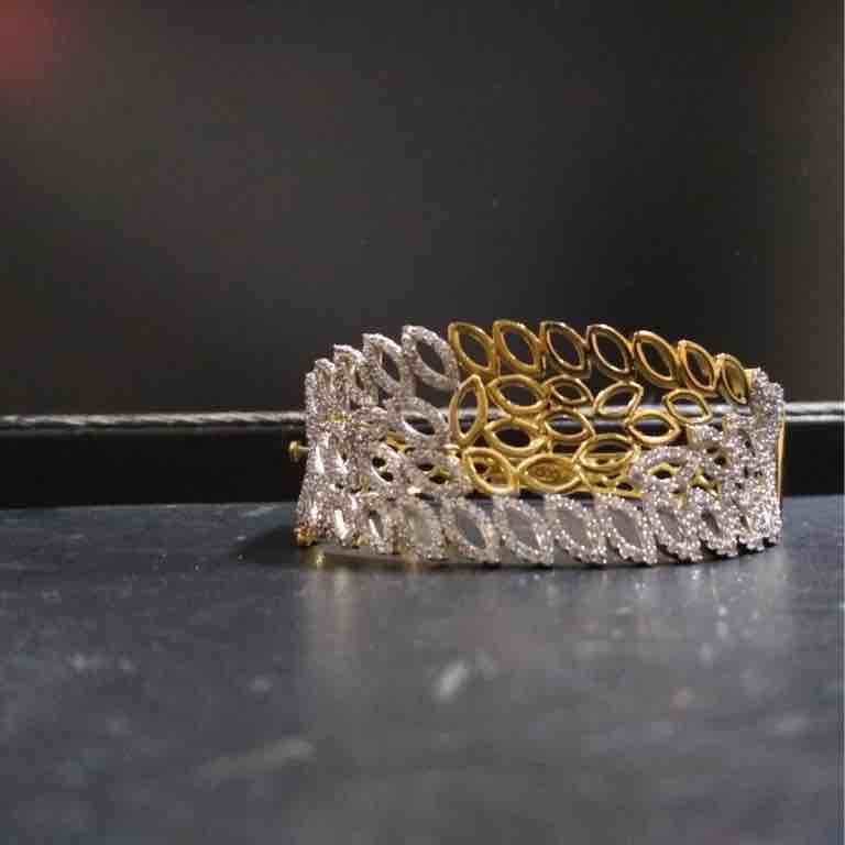 Attractive Gold Ladies Bracelet