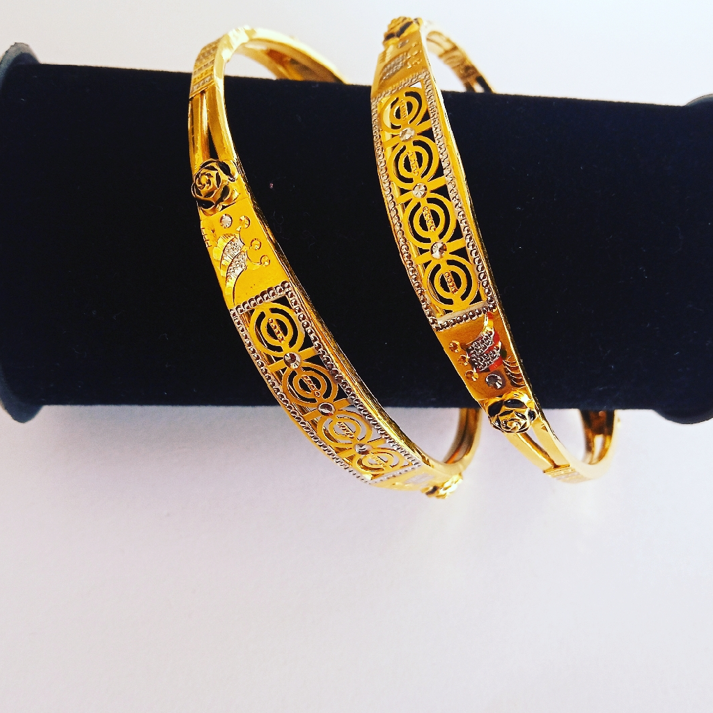 Yellow gold daily wear bangles