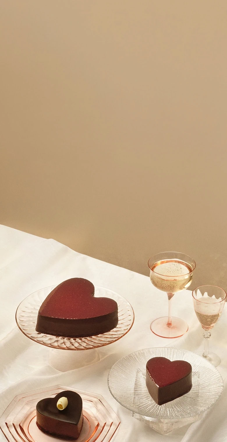 Heart-shaped cakes with glasses of wine