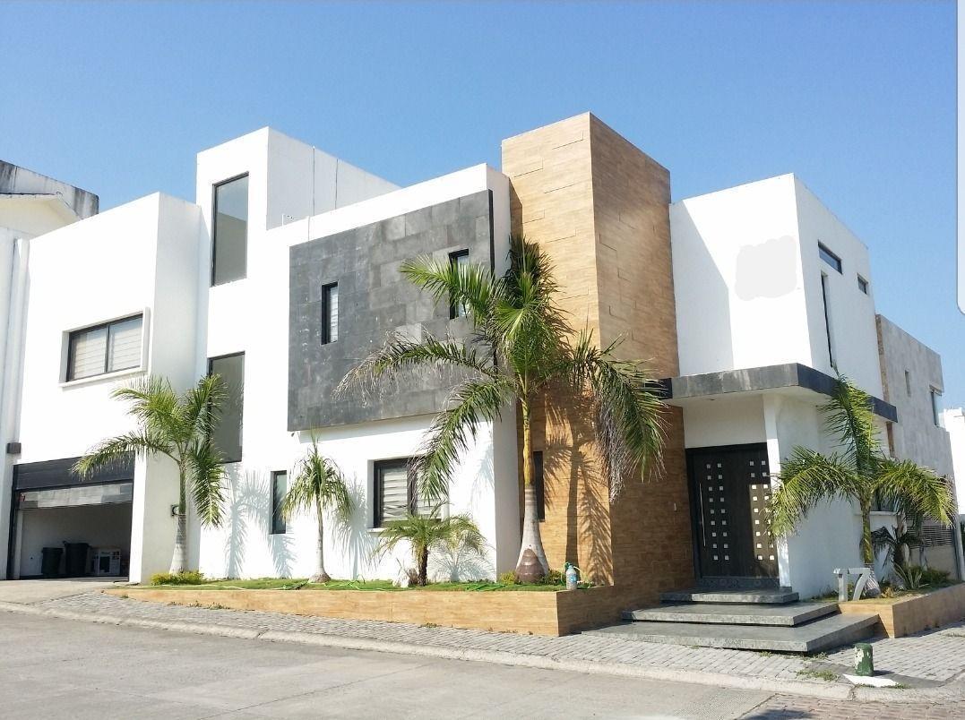 Casa en Venta Hermosa en Esquina Seminueva Fracc Lomas del Sol