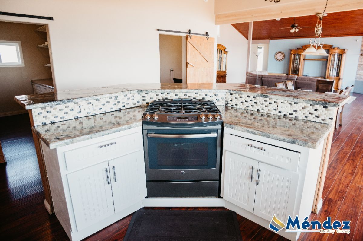 Casa de playa muy amplia, en RENTA con vista al mar y semi nueva