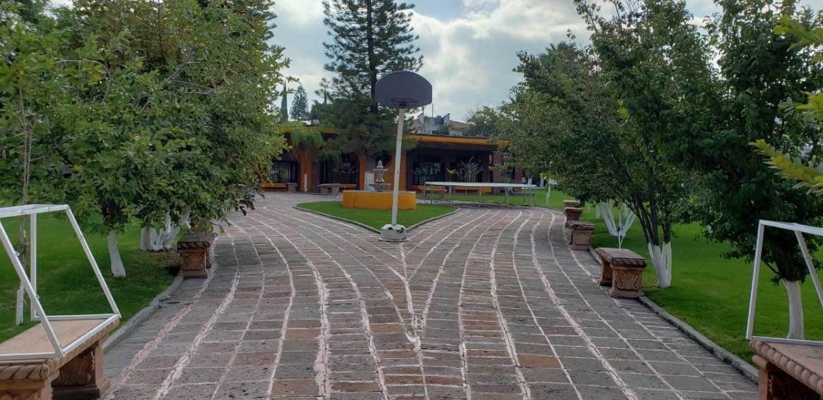 Casa en Venta con amplio Jardin en Colinas del Bosque Primera sección