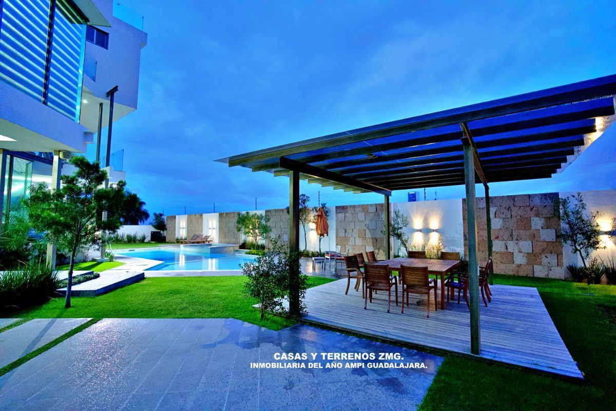 Residencia de super lujo en Los Frailes a lado de puerta de hierro