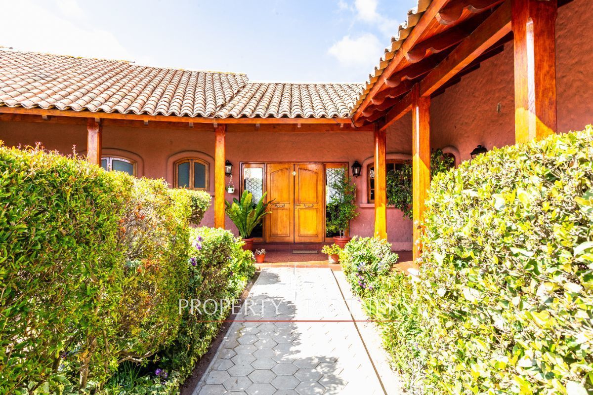 Amplia y linda casa en condominio, sector San Joaquín | EasyBroker