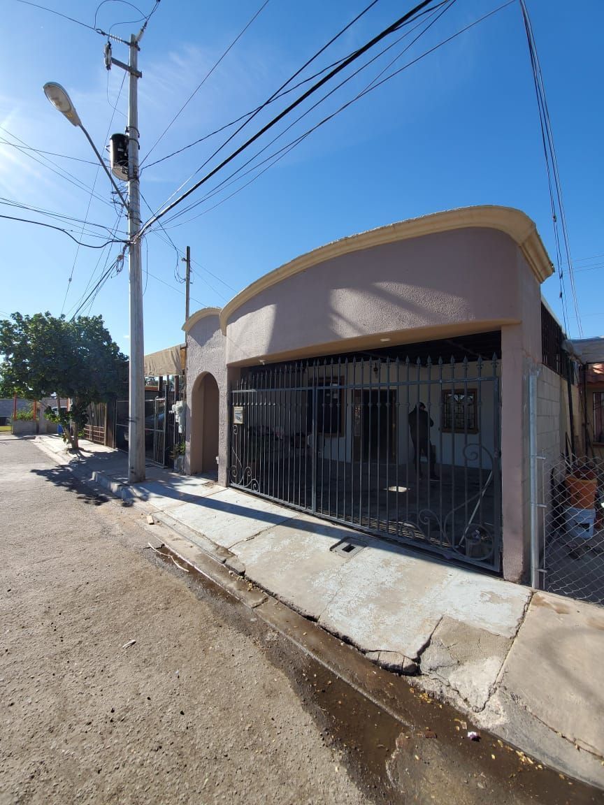 Amplia casa en Villas del Rey EasyBroker