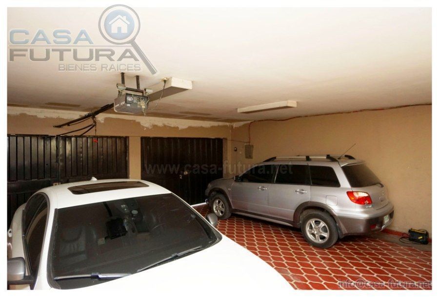 Estrategica y Amplia Casa de Esquina ideal para Uso de Oficina o Comercial