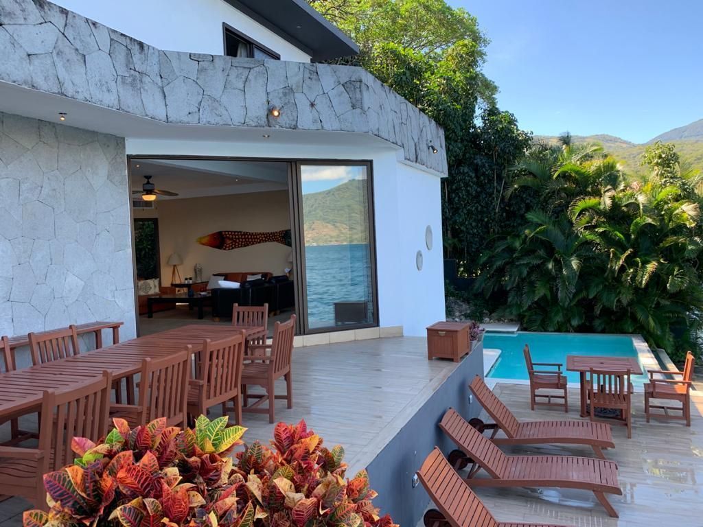 CASA EN LAGO DE COATEPEQUE