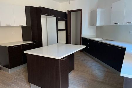 Se vende amplia casa en sector exclusivo de Oakland.