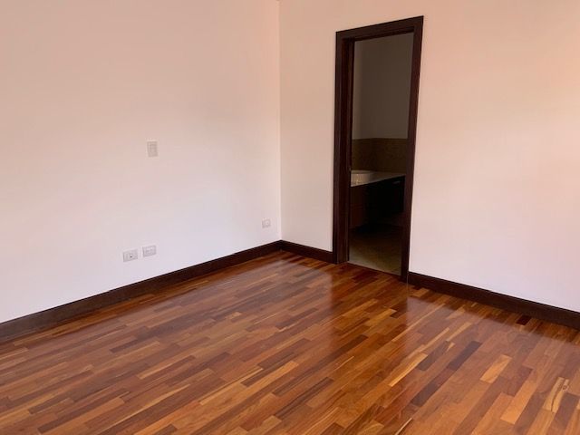 Se vende amplia casa en sector exclusivo de Oakland.