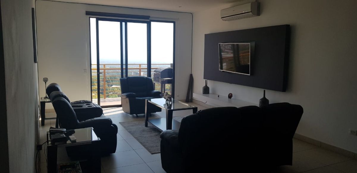 En alquiler apartamento penthouse con 190 Mts2 en Condominio Torre Luceiro