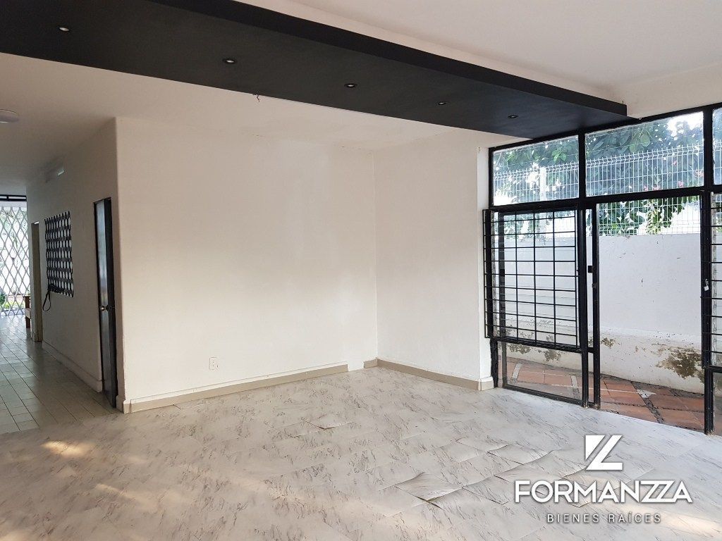 Casa en renta sobre Calzada Galvan para uso comercial