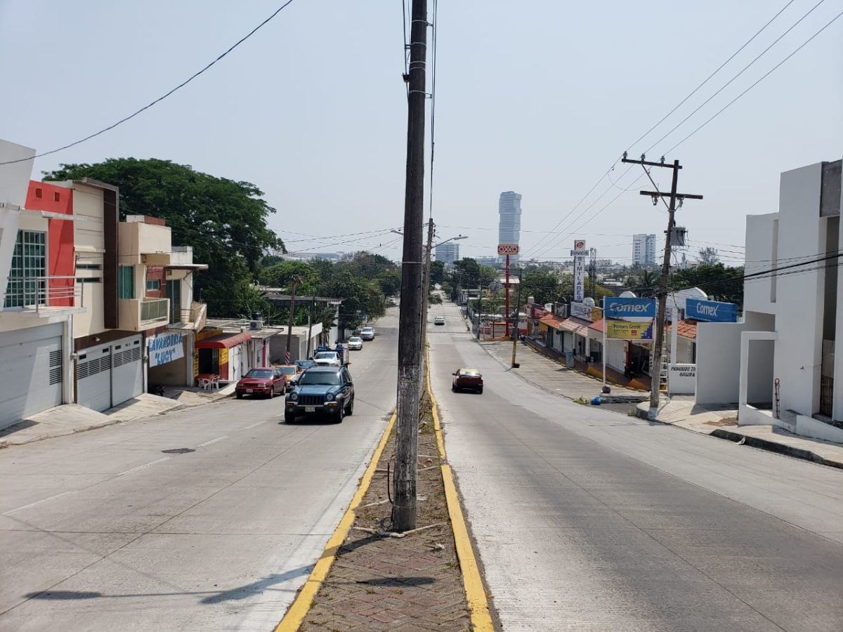 Terreno en venta frente a avenida