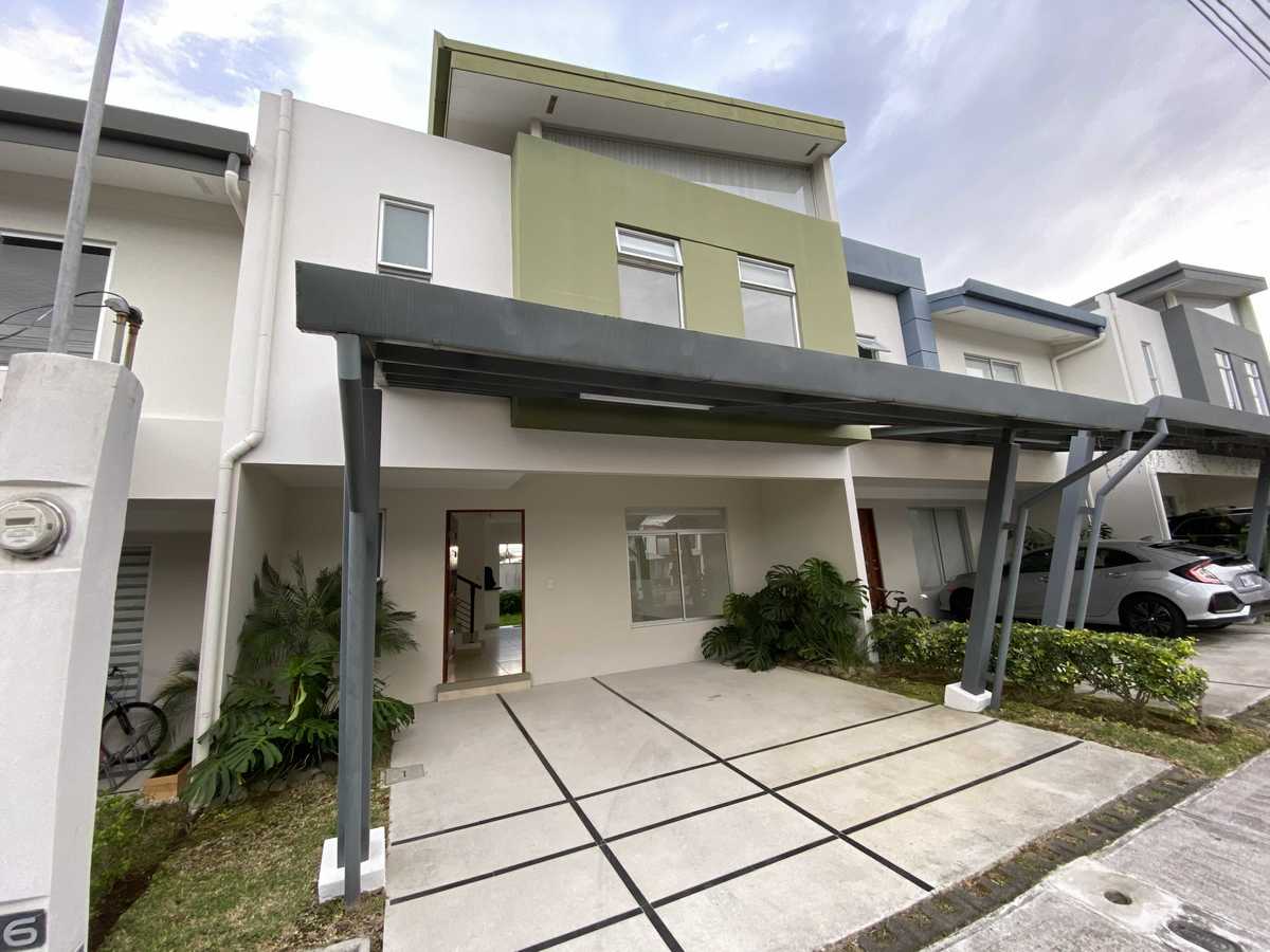 Se vende casa en condominio