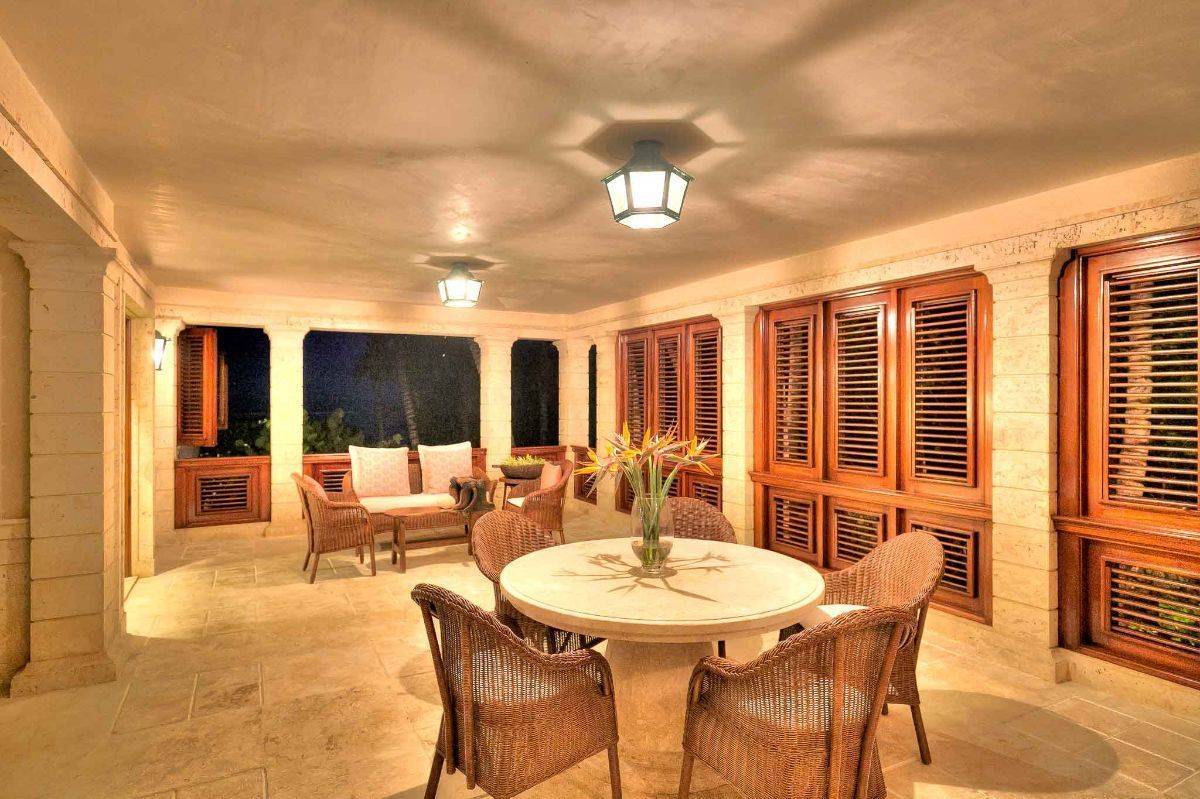 Villa de 8 Hab. con estilo Colonial y playa privada