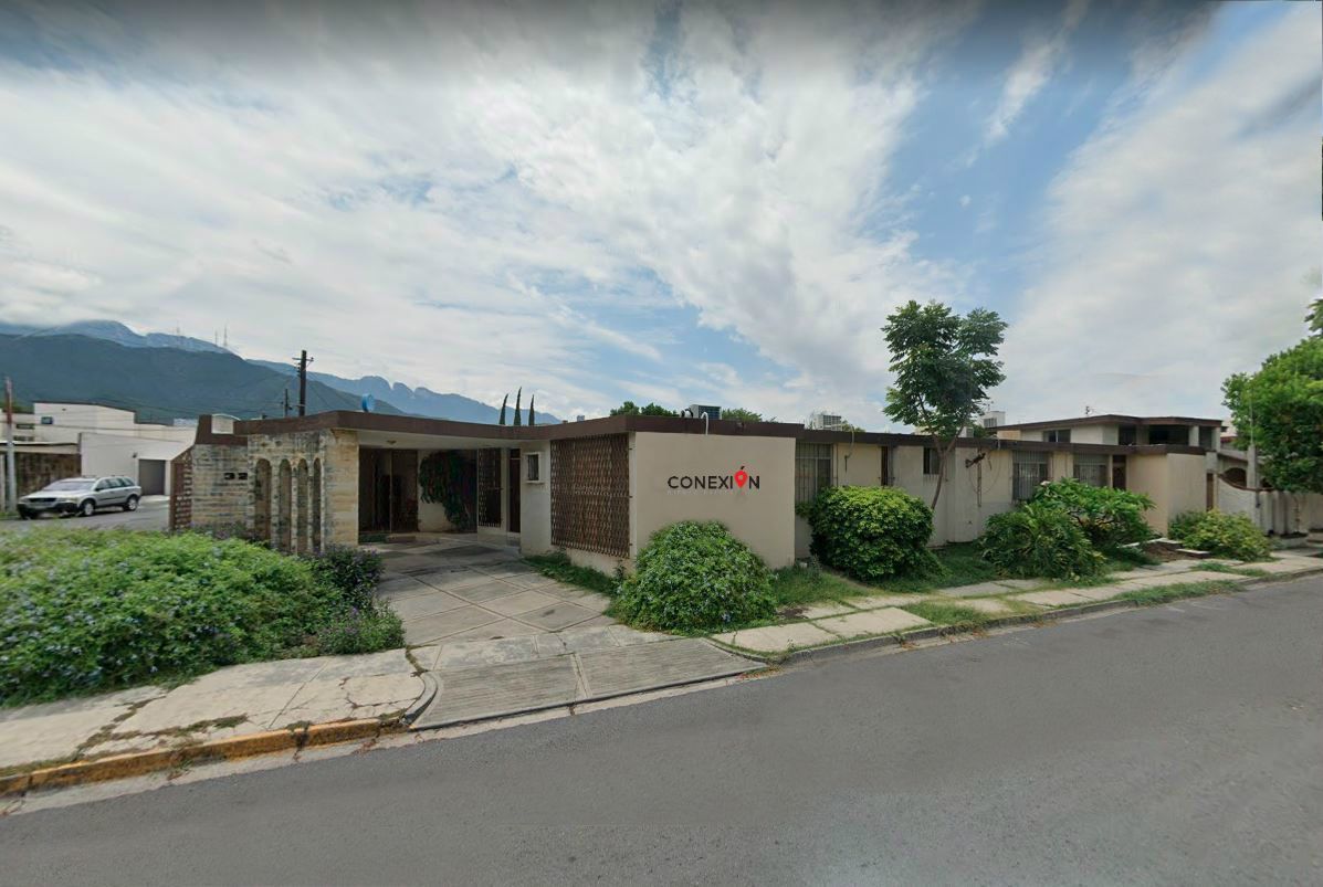 CASA EN VENTA CON 500M2 DE TERRENO A 3 CUADRAS DEL TEC DE MONTERREY!!!