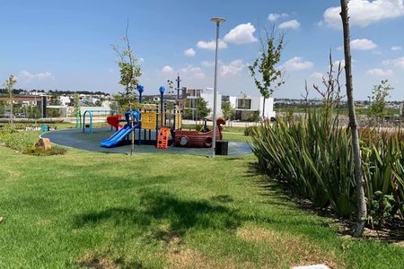 Casa en Venta frente a casa club con alberca en Valle Imperial en Zapopan