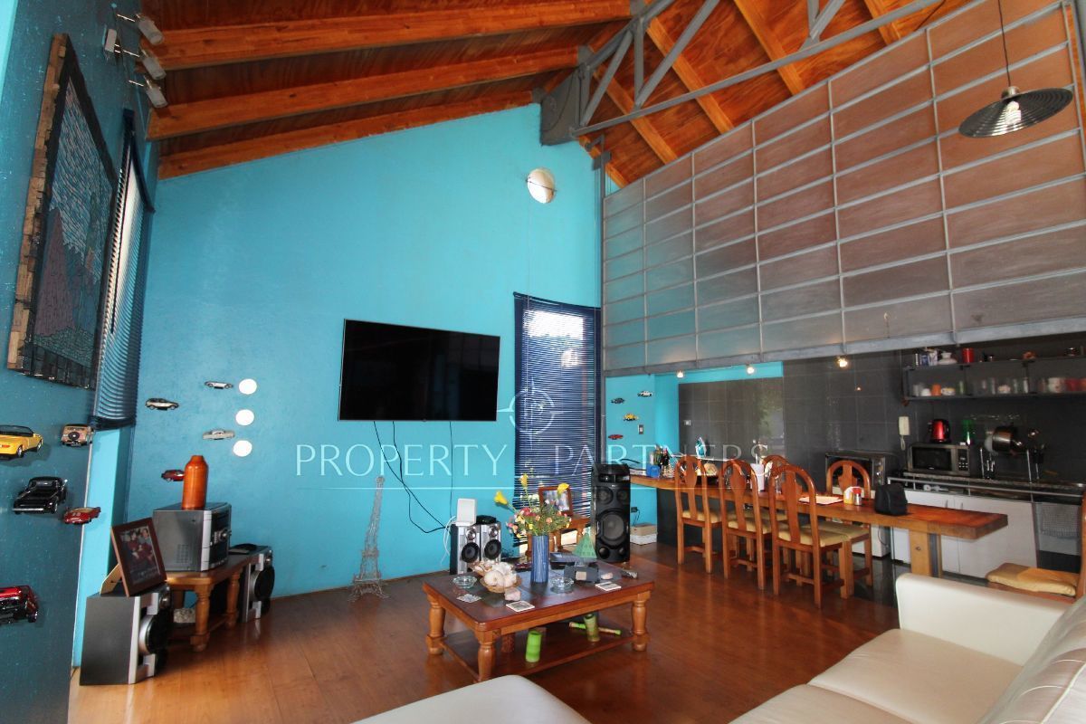 Moderna casa en condomio.