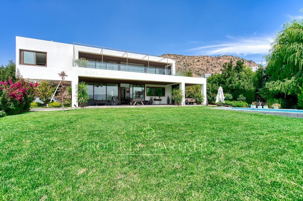 Piedra Roja, gran casa moderna en condominio, borde cancha de golf