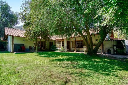 Casa chilena en Los Trapenses, amplios espacios y excelente conectividad