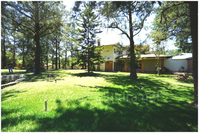 Hermosa Casa con Enorme Patio Plano y Arboles grandes en el Hatillo