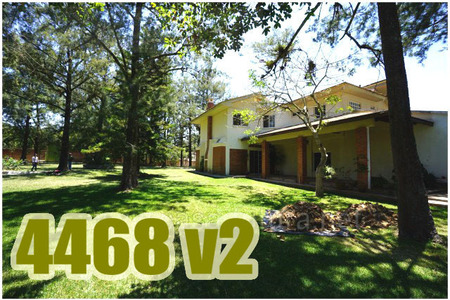 Hermosa Casa con Enorme Patio Plano y Arboles grandes en el Hatillo