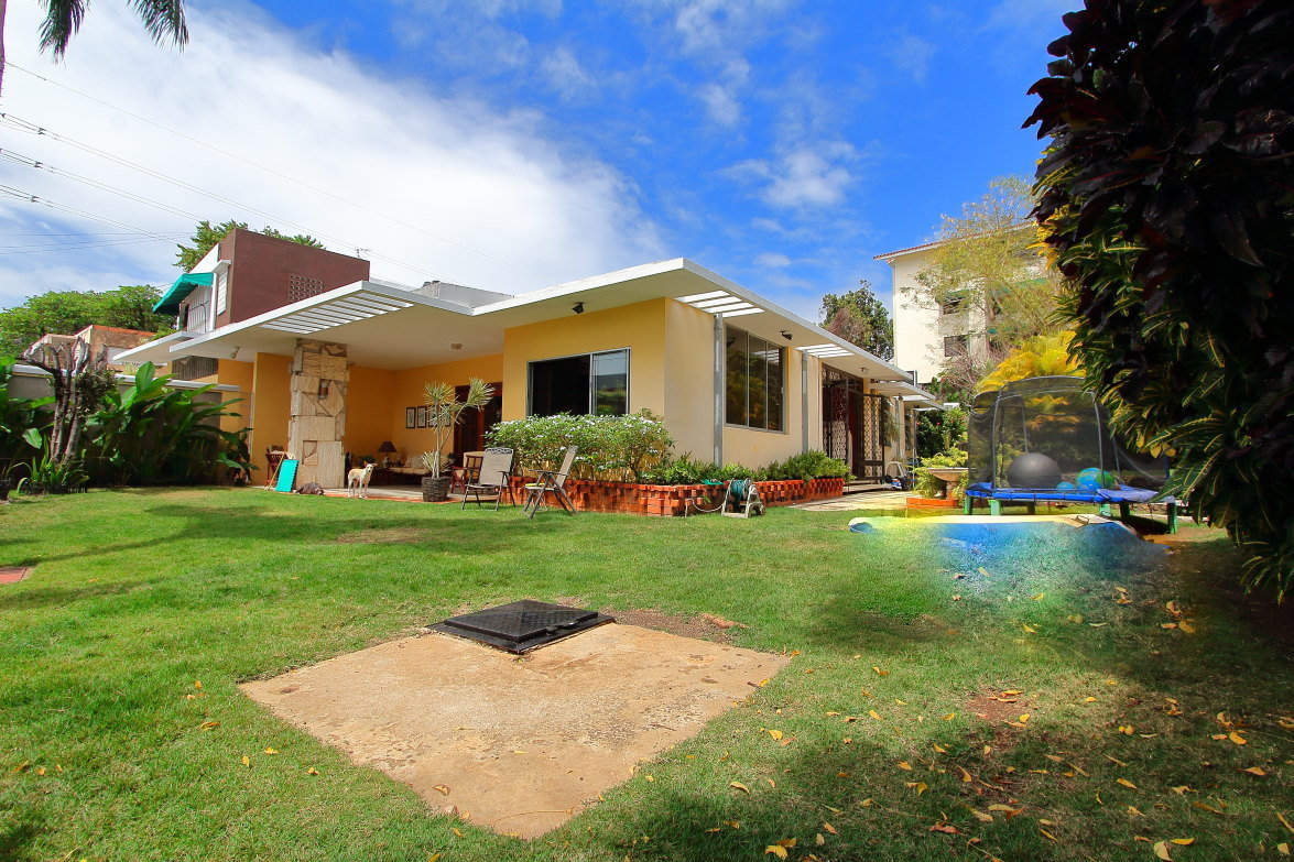 Venta de Mansión con Amplios Jardines y Gran Terreno en el Corazón de