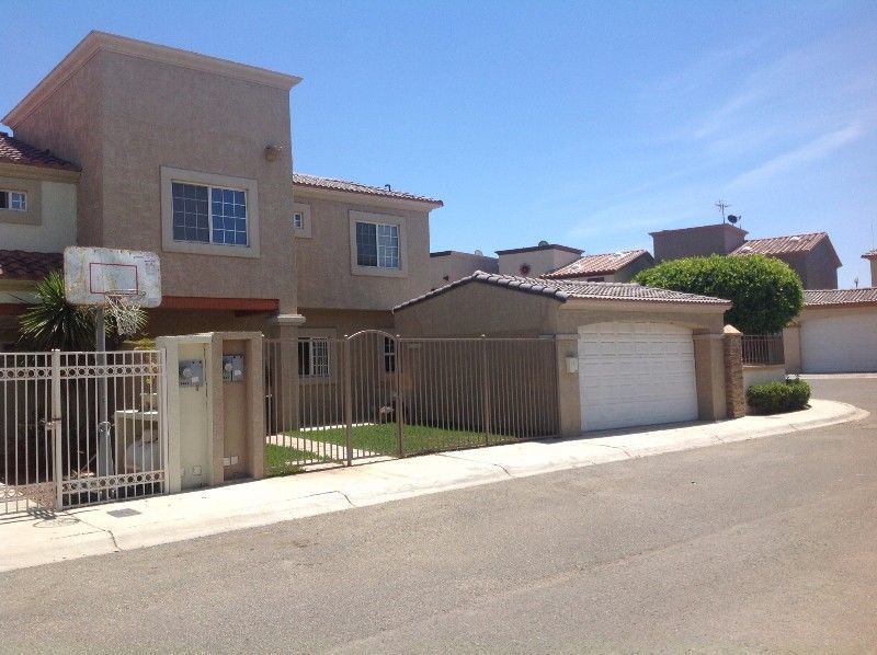 Residencia en privada con amplio terreno ubicada en Zona Costa San