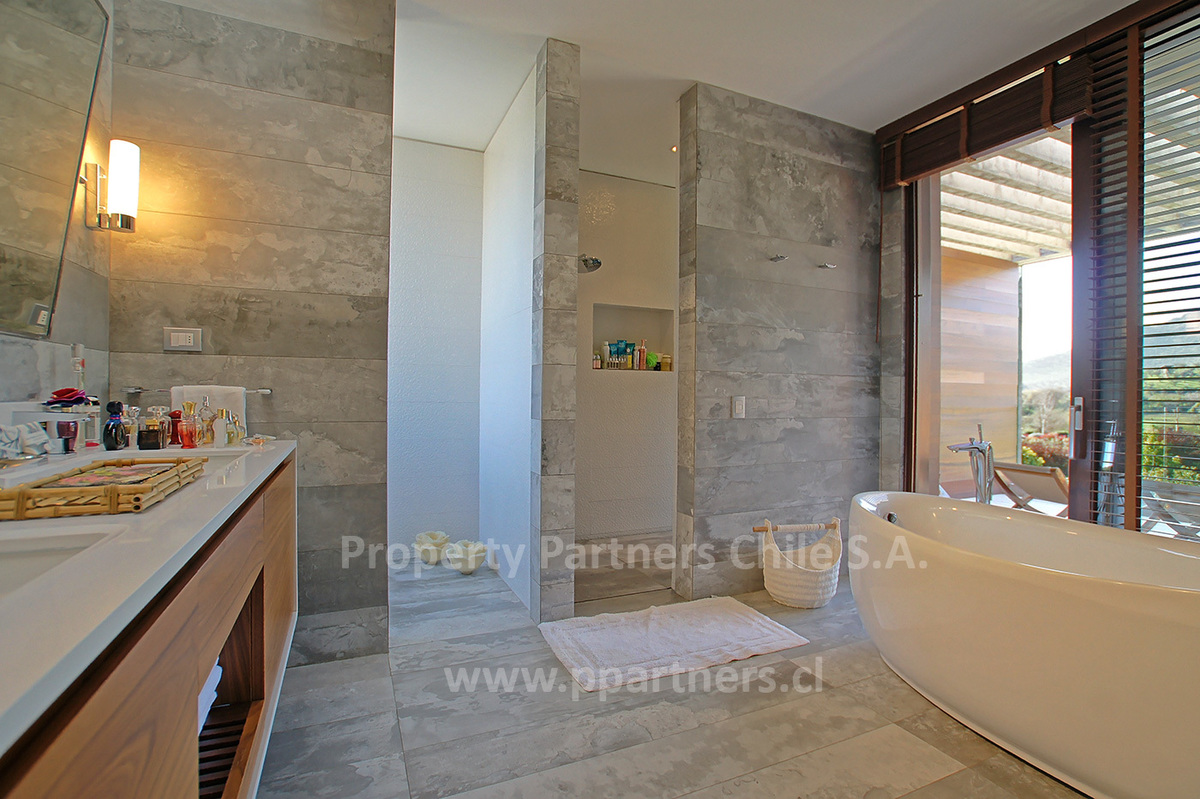 Exclusiva casa mediterranea, en condominio Las Brisas