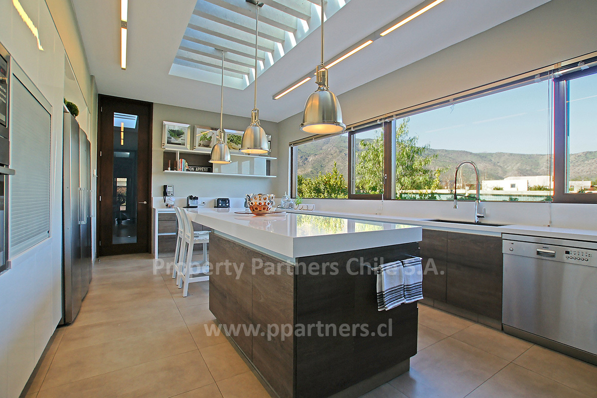 Exclusiva casa mediterranea, en condominio Las Brisas