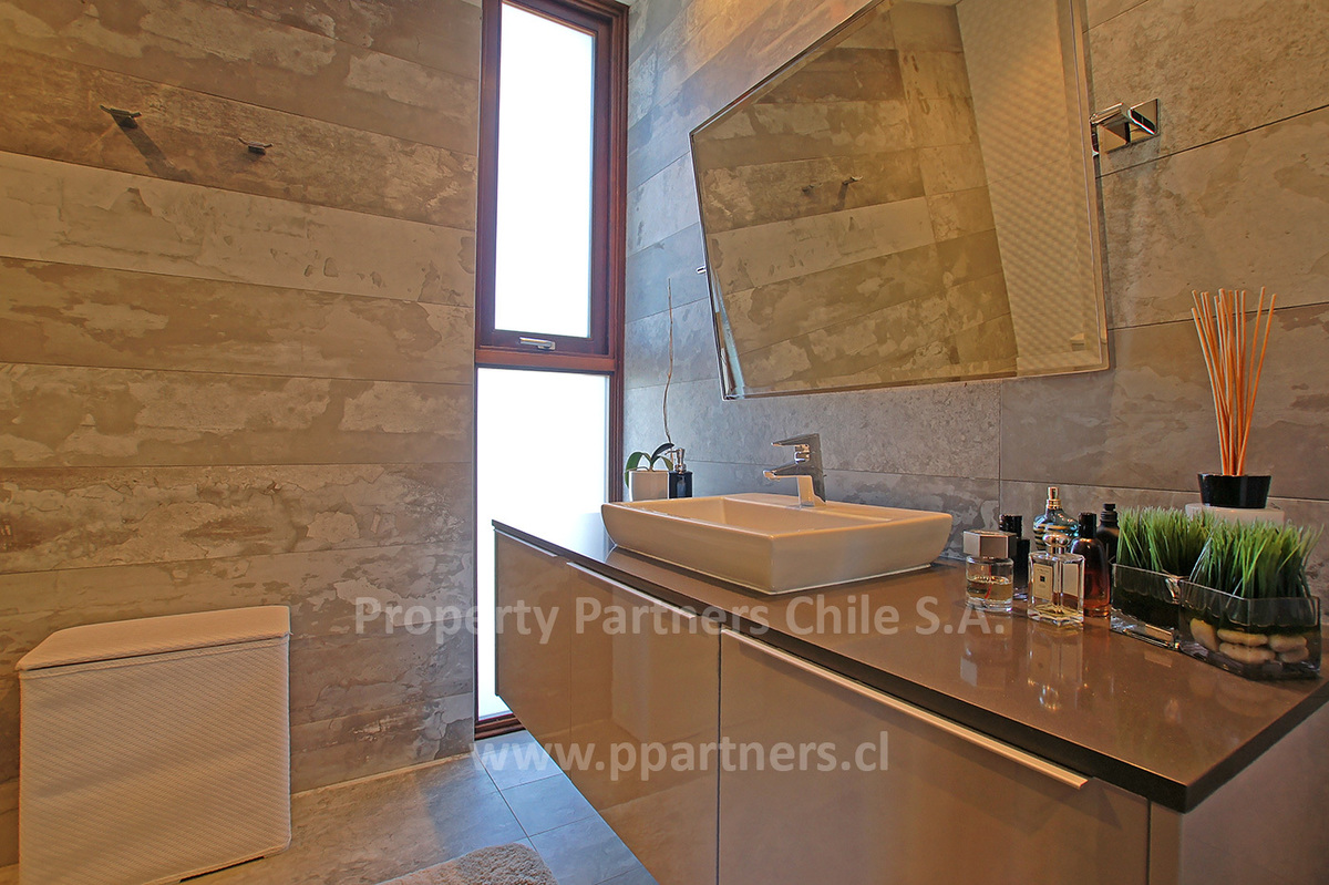 Exclusiva casa mediterranea, en condominio Las Brisas