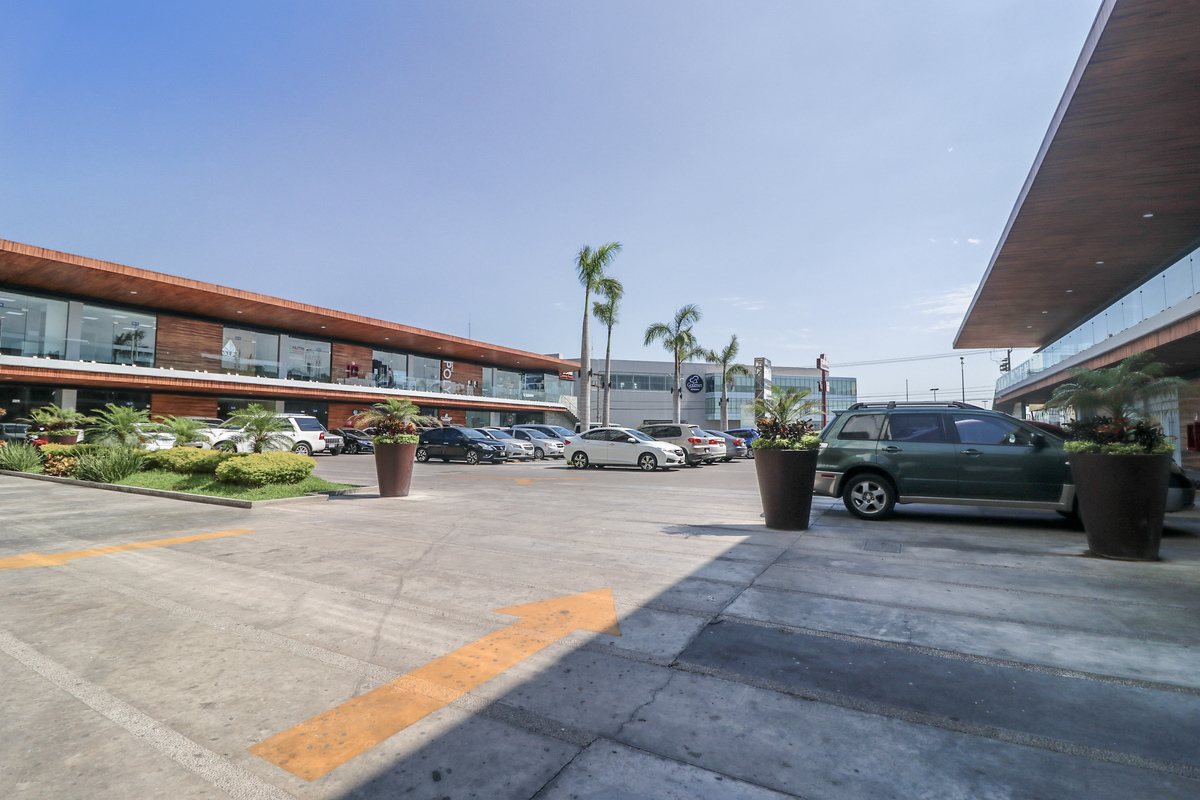 LOCAL COMERCIAL EN RENTA PLAZA LAGUNA MAZATLAN