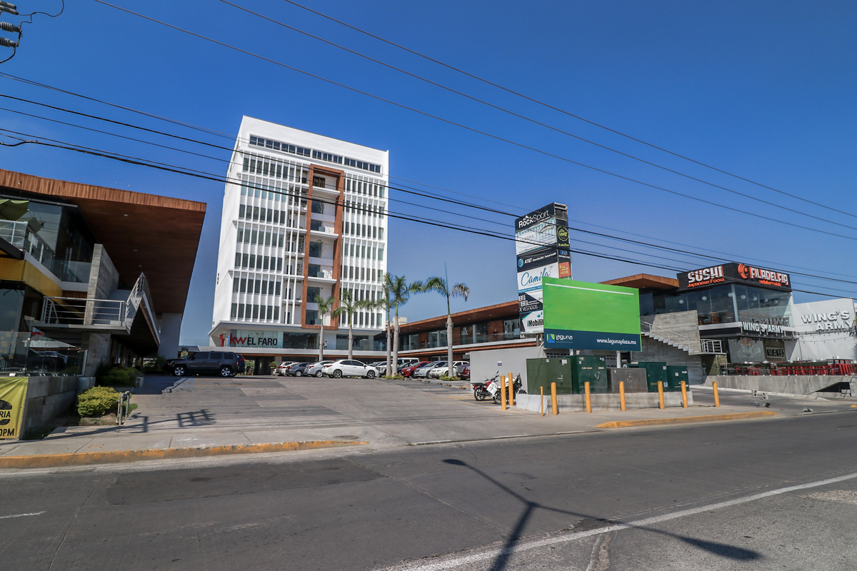 LOCAL COMERCIAL EN RENTA PLAZA LAGUNA MAZATLAN