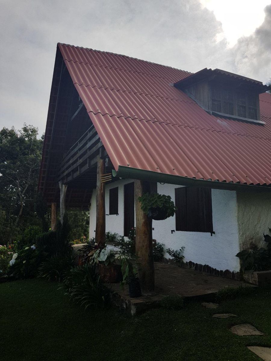 Hermosa casa con espectacular vista y amplias areas verdes ubicada en