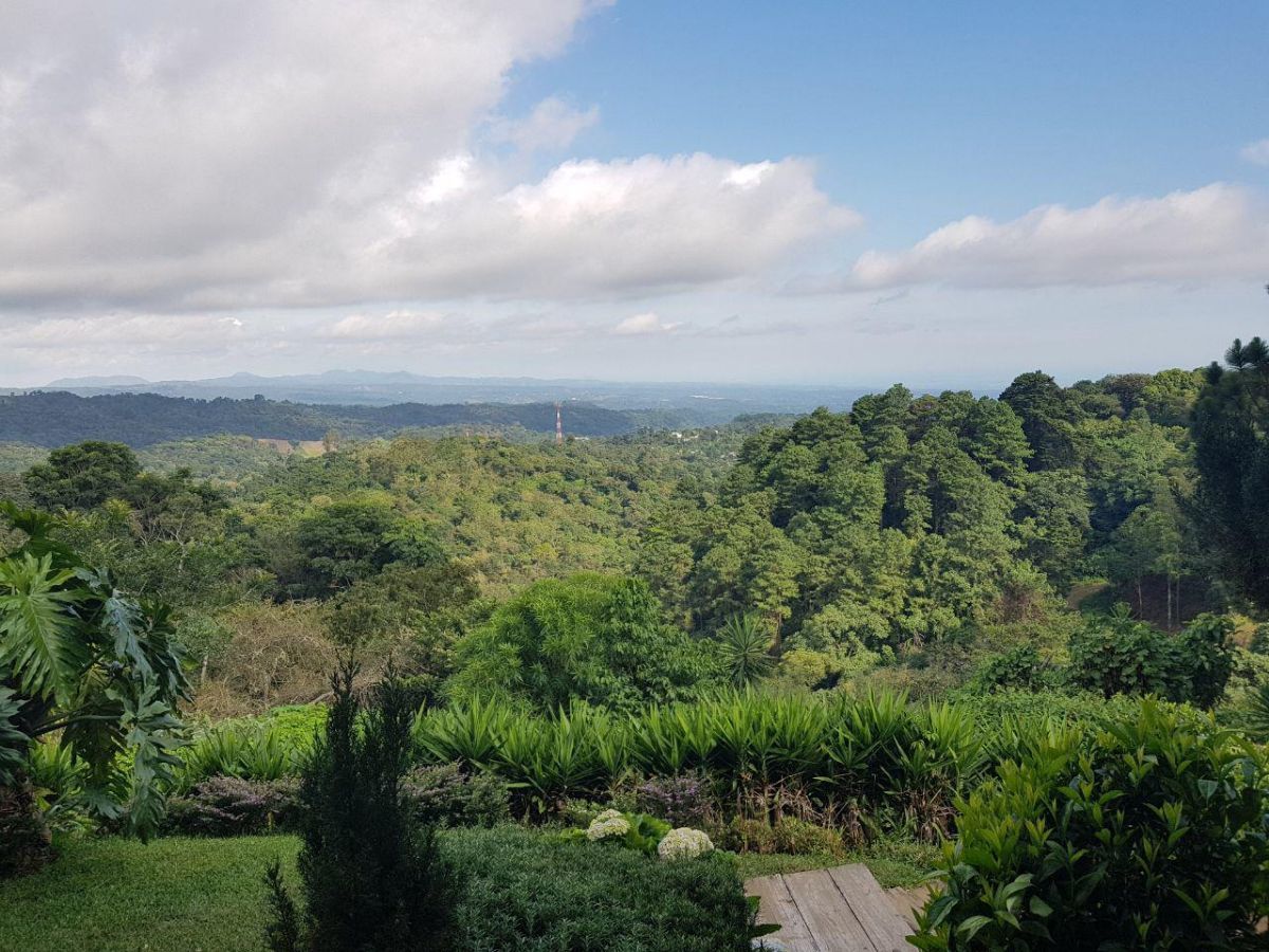 Hermosa casa con espectacular vista y amplias areas verdes ubicada en