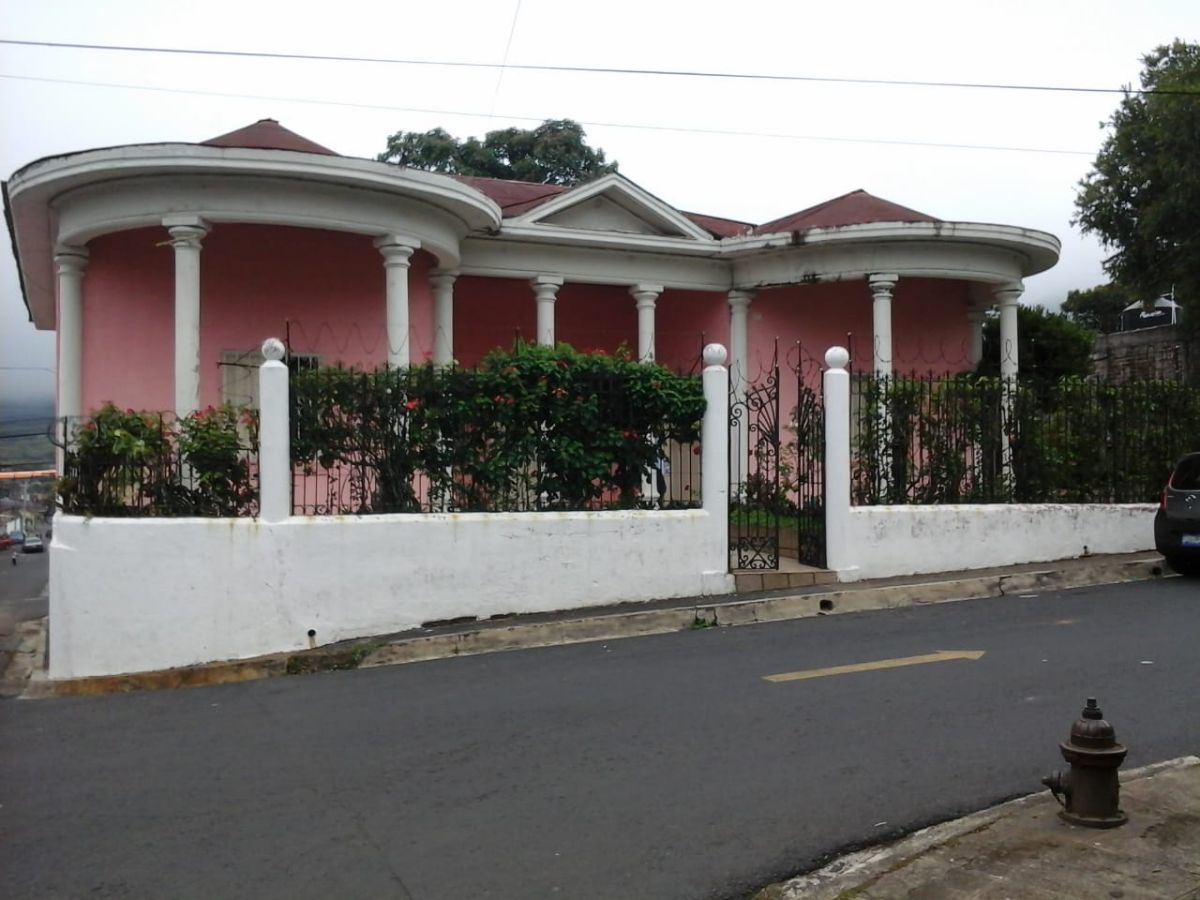 Se alquila casa grande con 5 habitaciones ideal para vivir y negocio en