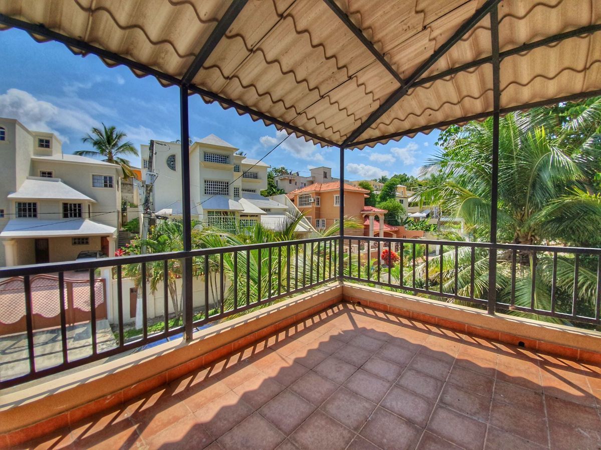 Casa con Patio GIGANTE en Arroyo Hondo