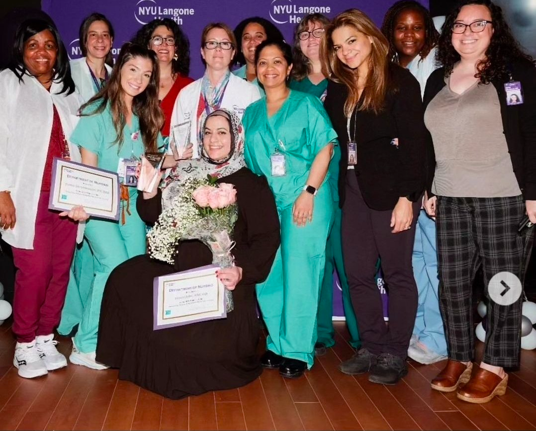 Hesen Jabr and her colleagues at the award event
