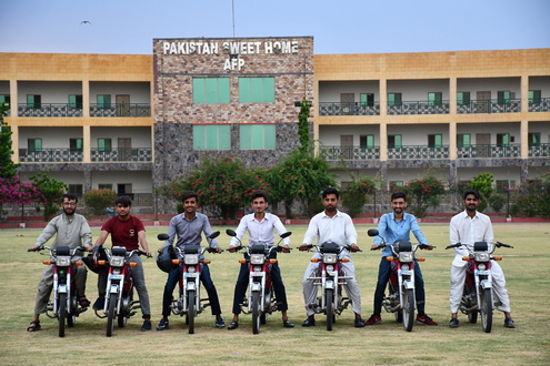 Uni students sitting on their bikes and ready to take their first ride at PSH