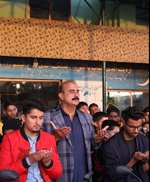 Zamurrad Khan praying for uni students for their safety while giving bikes