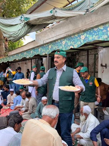Zamurrad Khan giving food to Flood 2025 victims