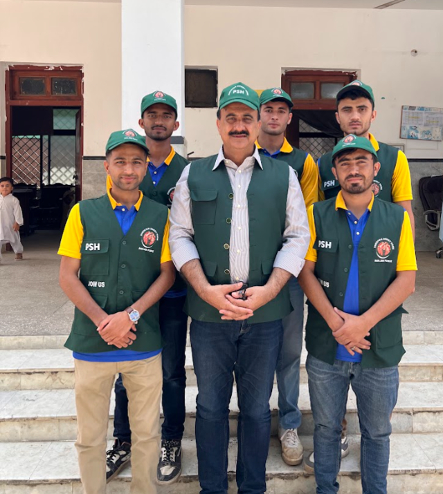 Papa Jani with uni students