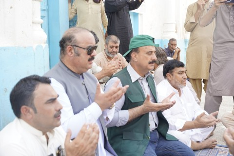 Zamurrad Khan praying for victims family affected by 2025 Flood