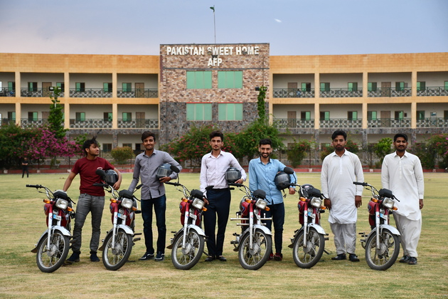 PSH - Uni students with their bikes and helmet