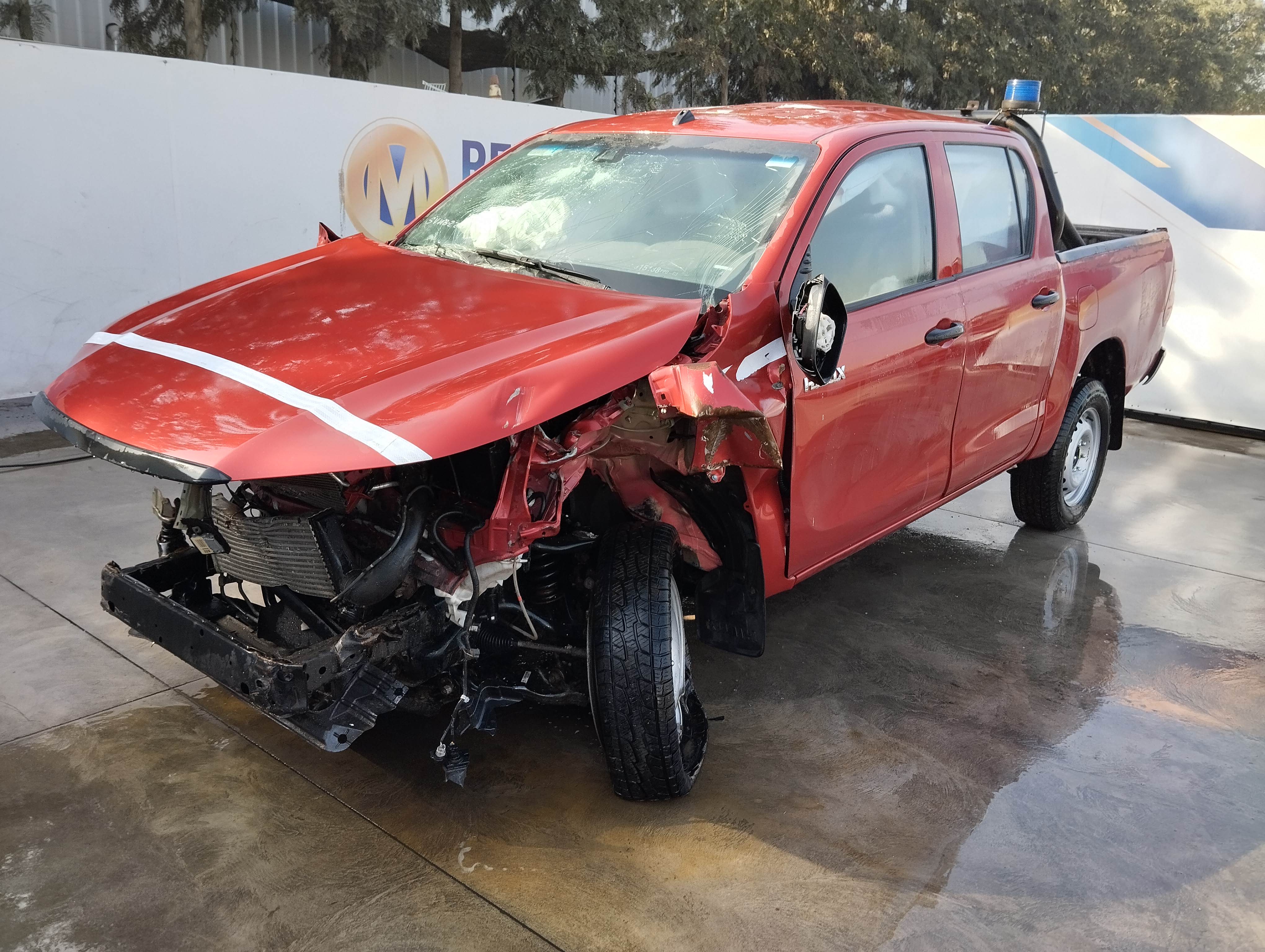Toyota HI LUX DCAB MT 4X2 2.4