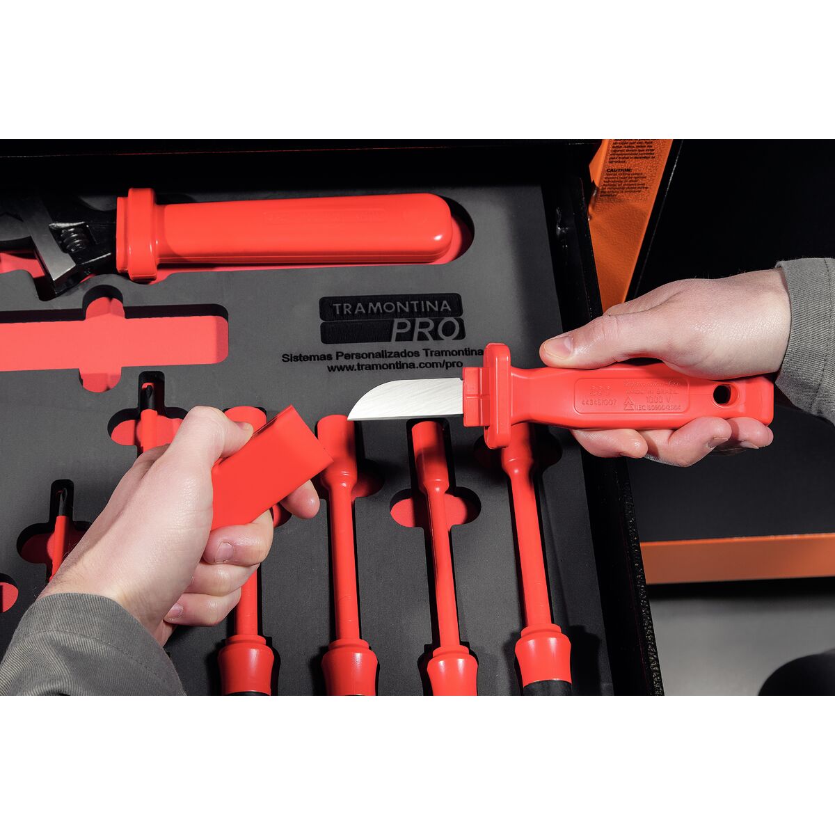 Faca Reta Desencapadora Isolada IEC 60900 - 7'''' Tramontina PRO