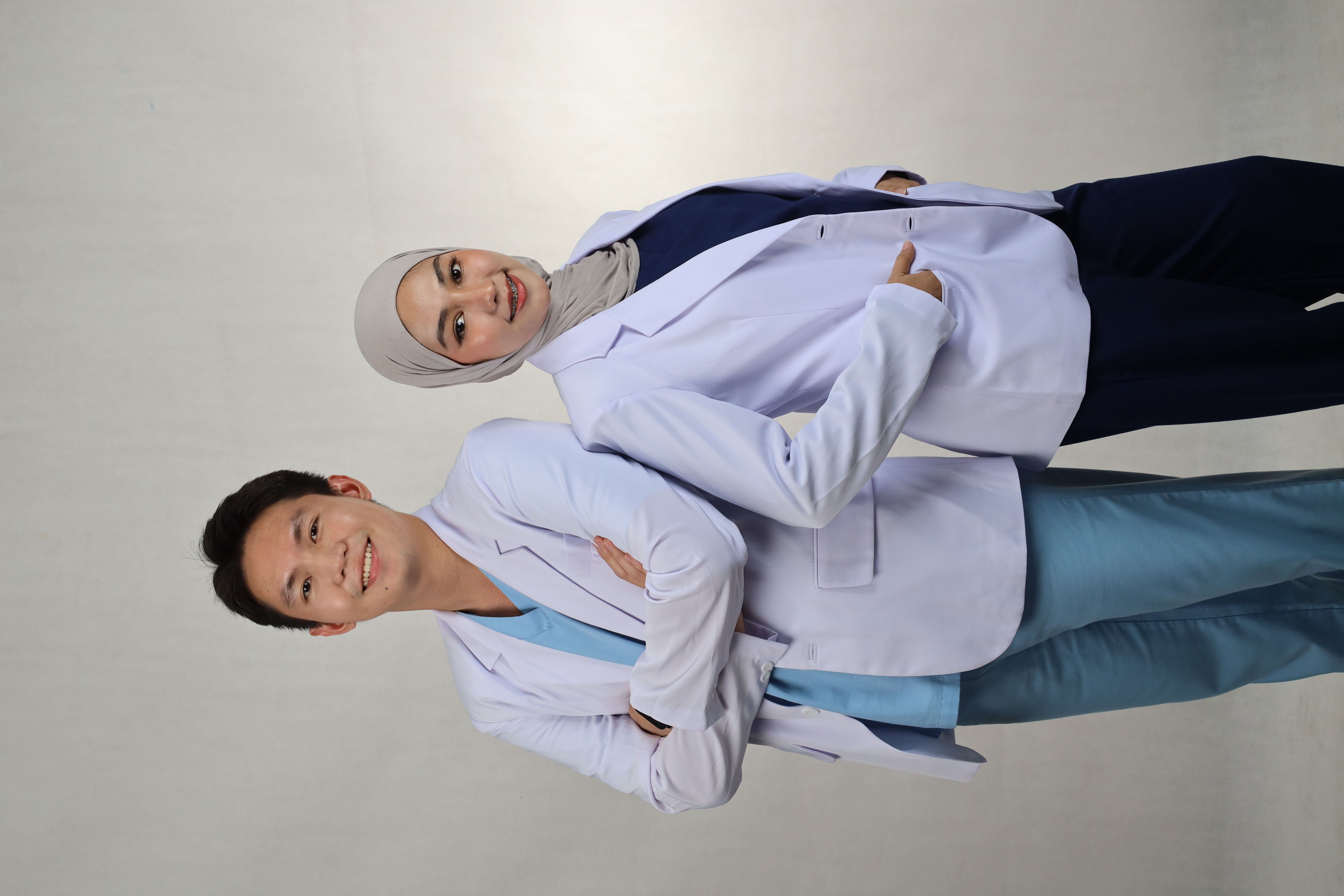 Lulusan mampu menangani pasien secara holistik (Dental Health Care Provider) dengan perawatan  berkualitas.