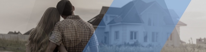 Image d'une couple de propriétaires regardant leur maison